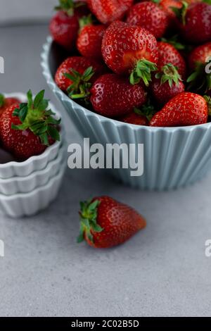 Erdbeeren ernten. Rote Beere in einer Schüssel. Kochen Sie in der Küche. Beeren zum Frühstück. Stockfoto