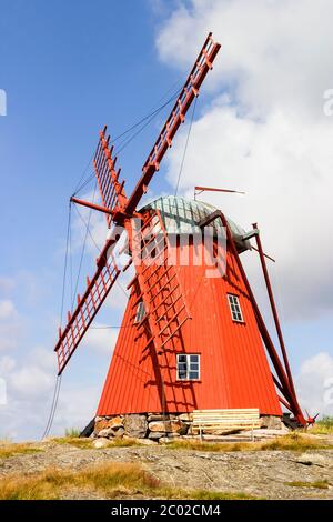 Rote Windmühle auf einem Hügel Stockfoto