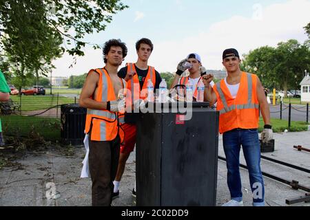10. Juni 2020, Washington D.C, District of Columbia, USA: Der Zaun, den trump zu Beginn der Floyd-Proteste errichtet hat, muss bereits repariert werden. Dieses Team von Bauarbeitern didnÃt wissen, warum ein Teil davon entfernt wurde, "Wir wurden gerade eingestellt, um es wieder aufzusetzen, erklärte einer von ihnen. Es ging nach den ersten friedlichen Protesten.Hunderte sammeln sich weiterhin den ganzen Tag und die Nacht auf der neu benannten Black Lives Matter Street, vor einem schweren eingezäunten Weißen Haus, im Gefolge des Mordes George Floyd durch Minneapolis Police, um zu marschieren, zu sprechen, zu singen, zu trommeln, Kunst zu teilen, Essen und Ideen Stockfoto