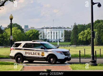10. Juni 2020, Washington D.C, District of Columbia, USA: John Marr, ein obdachloser Vietnam-Kriegsveteran, sitzt auf der anderen Straßenseite vom Weißen Haus, seit dem ersten Tag der Proteste, wenn Männer in nicht identifizierbaren militärischen Uniformen unschuldige Demonstranten angegriffen, Er sagt, er ist ein Auge auf Präsident Trump, der ihn in das Weiße Haus eingeladen, Aber er sagte: 'Hölle nein, du kommst hier raus, wenn du mit mir reden willst!' Hunderte versammeln sich Tag und Nacht auf der neuen Black Lives Matter Street, vor einem schweren eingezäunten Weißen Haus, im Gefolge des George Floy Stockfoto