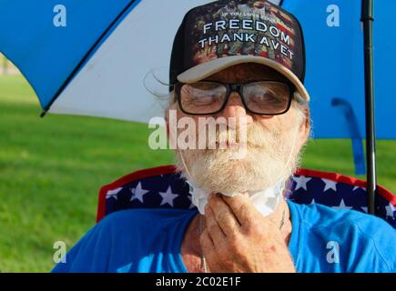 10. Juni 2020, Washington D.C, District of Columbia, USA: John Marr, ein obdachloser Vietnam-Kriegsveteran, sitzt auf der anderen Straßenseite vom Weißen Haus, seit dem ersten Tag der Proteste, wenn Männer in nicht identifizierbaren militärischen Uniformen unschuldige Demonstranten angegriffen, Er sagt, er ist ein Auge auf Präsident Trump, der ihn in das Weiße Haus eingeladen, Aber er sagte: 'Hölle nein, du kommst hier raus, wenn du mit mir reden willst!' Hunderte versammeln sich Tag und Nacht auf der neuen Black Lives Matter Street, vor einem schweren eingezäunten Weißen Haus, im Gefolge des George Floy Stockfoto