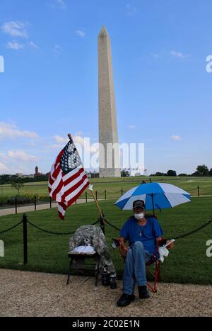 10. Juni 2020, Washington D.C, District of Columbia, USA: John Marr, ein obdachloser Vietnam-Kriegsveteran, sitzt auf der anderen Straßenseite vom Weißen Haus, seit dem ersten Tag der Proteste, wenn Männer in nicht identifizierbaren militärischen Uniformen unschuldige Demonstranten angegriffen, Er sagt, er ist ein Auge auf Präsident Trump, der ihn in das Weiße Haus eingeladen, Aber er sagte: 'Hölle nein, du kommst hier raus, wenn du mit mir reden willst!' Hunderte versammeln sich Tag und Nacht auf der neuen Black Lives Matter Street, vor einem schweren eingezäunten Weißen Haus, im Gefolge des George Floy Stockfoto