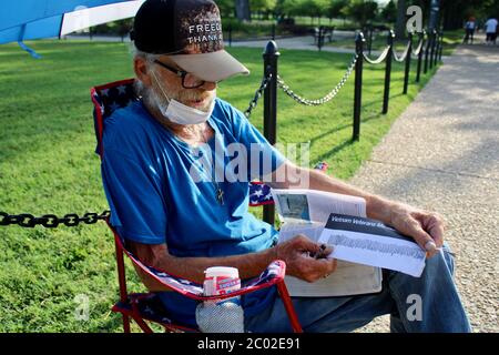 10. Juni 2020, Washington D.C, District of Columbia, USA: John Marr, ein obdachloser Vietnam-Kriegsveteran, sitzt auf der anderen Straßenseite vom Weißen Haus, seit dem ersten Tag der Proteste, wenn Männer in nicht identifizierbaren militärischen Uniformen unschuldige Demonstranten angegriffen, Er sagt, er ist ein Auge auf Präsident Trump, der ihn in das Weiße Haus eingeladen, Aber er sagte: 'Hölle nein, du kommst hier raus, wenn du mit mir reden willst!' Auf diesem Foto zeigt er den Namen eines seiner besten Freunde, der Afroamerikaner war und im Vietnamkrieg starb. Hunderte sammeln sich den ganzen Tag und nig Stockfoto
