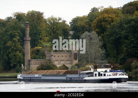 Binnenschiff vor dem Dampfmaschinenhaus Stockfoto