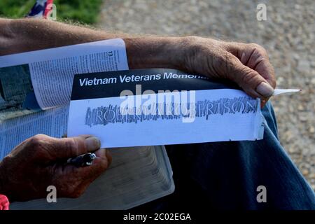10. Juni 2020, Washington D.C, District of Columbia, USA: John Marr, ein obdachloser Vietnam-Kriegsveteran, sitzt auf der anderen Straßenseite vom Weißen Haus, seit dem ersten Tag der Proteste, wenn Männer in nicht identifizierbaren militärischen Uniformen unschuldige Demonstranten angegriffen, Er sagt, er ist ein Auge auf Präsident Trump, der ihn in das Weiße Haus eingeladen, Aber er sagte: 'Hölle nein, du kommst hier raus, wenn du mit mir reden willst!' Auf diesem Foto zeigt er den Namen eines seiner besten Freunde, der Afroamerikaner war und im Vietnamkrieg starb. Hunderte sammeln sich den ganzen Tag und nig Stockfoto