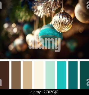 Weihnachtsschmuck im Vintage-Stil aus Glaskugeln und Lametta. In einer Farbpalette mit kostenlosen Farbfeldern. Stockfoto