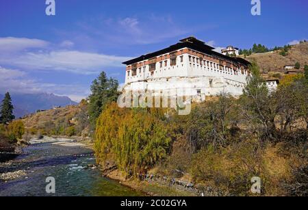 Paro Dzong, Fluss, Bäume und Berge, Bhutan Stockfoto