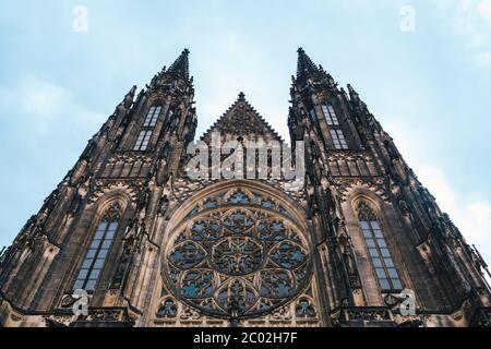 St. Veits Kathedrale auf der Burg Hradschin in Prag, Tschechische Republik, Fassade mit zwei Turmspitzen im gotischen Stil Stockfoto