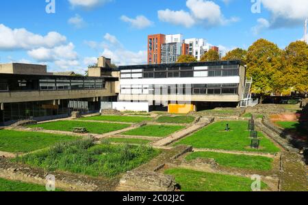 Das Jewry Wall Museum und Vaughan College mit den Überresten eines römischen Bades in Leicester, Großbritannien. Stockfoto