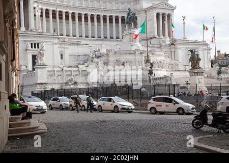 Am 02. Juni 2020 warten in Rom, Italien, in der Nähe der Piazza Venezia, Taxis auf die Kunden in den Fori Imperiali, während Italien beginnt, seine Sperre zu lockern, während die Sperre des Landes die Ausbreitung der COVID-19-Infektion, die durch das neuartige Coronavirus verursacht wird, eindämmen soll Stockfoto