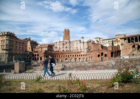 Menschen mit Schutzmaske gehen am 02. Juni 2020 entlang der Via dei Fori Imperiali im Zentrum Roms, als Italien beginnt, seine Sperre zu lockern, während das Land die Ausbreitung der COVID-19-Infektion, die durch das neuartige Coronavirus verursacht wird, eindämmen will. Stockfoto