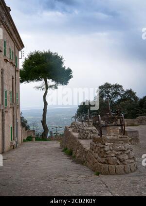 Baum mit Aussicht in Randa Mallorca Stockfoto