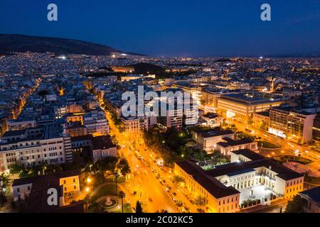 Panoramablick über Athen bei Sonnenaufgang mit Altstadt und langen Zentalen Straßen Stockfoto