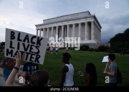 Washington, DC, USA. Juni 2020. Protestierende Kundgebung in der Nähe des Lincoln Memorial in Washington, DC, USA, am 10. Juni 2020. Die Proteste, die durch den Tod von George Floyd ausgelöst wurden, einem Afrikaner, der an Polizeibrutalität starb, wurden am Mittwoch in Washington, DC fortgesetzt. Kredit: Liu Jie/Xinhua/Alamy Live News Stockfoto