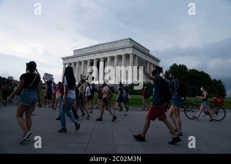 Washington, DC, USA. Juni 2020. Protestierende Kundgebung in der Nähe des Lincoln Memorial in Washington, DC, USA, am 10. Juni 2020. Der Protest, ausgelöst durch den Tod von George Floyd, einem Afrikaner, der an Polizeibrutalität starb, wurde am Mittwoch in Washington, DC fortgesetzt. Kredit: Liu Jie/Xinhua/Alamy Live News Stockfoto