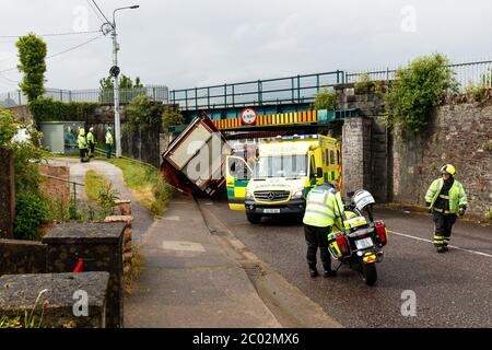 Cork, Irland. Juni 2020. LKW stürzt in Bridge, Blackpool, Cork City. Kurz vor 10 Uhr heute wurden Rettungsdienste vor Ort ein Vorfall gerufen, bei dem ein Gelenkwagen mit einer Eisenbahnbrücke auf Dublin Hill kollidierte. Der Stapler drehte sich auf seine Seite, als er in die Brücke stürzte. Es gibt Berichte, dass es keine Verletzungen gibt. Die Einsatzkräfte sind noch immer am Einsatzort. Im Verkehrsbereich werden erhebliche Verzögerungen mit der Schließung der Straße und mögliche Zugverzögerungen bis zur Überprüfung der Brücke zu beobachten sein. Kredit: Damian Coleman / Alamy Live News Stockfoto