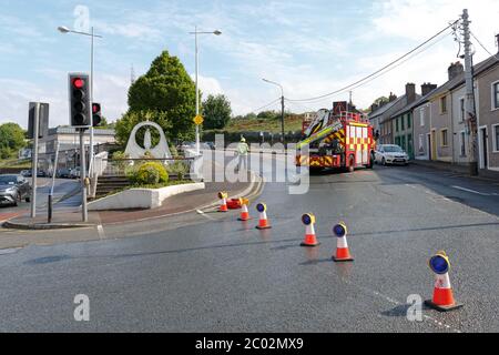 Cork, Irland. Juni 2020. LKW stürzt in Bridge, Blackpool, Cork City. Kurz vor 10 Uhr heute wurden Rettungsdienste vor Ort ein Vorfall gerufen, bei dem ein Gelenkwagen mit einer Eisenbahnbrücke auf Dublin Hill kollidierte. Der Stapler drehte sich auf seine Seite, als er in die Brücke stürzte. Es gibt Berichte, dass es keine Verletzungen gibt. Emergency Services sind noch vor Ort. Im Verkehrsbereich werden erhebliche Verzögerungen mit der Schließung der Straße und mögliche Zugverzögerungen bis zur Überprüfung der Brücke zu beobachten sein. Kredit: Damian Coleman / Alamy Live News Stockfoto