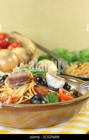 Spaghetti alla puttanesca mit Kapern und Sardelle Stockfoto