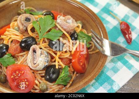 Spaghetti Alla Puttanesca mit Kapern Stockfoto