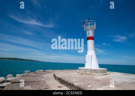 Ein schöner neuer Leuchtturm auf dem blauen Himmel Hintergrund. Weitwinkel an einem sonnigen Sommertag aufgenommen Stockfoto