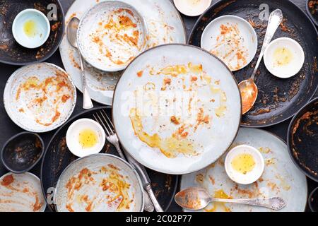 Schmutzige Teller, Schüsseln und Besteck nach dem Essen Stockfoto