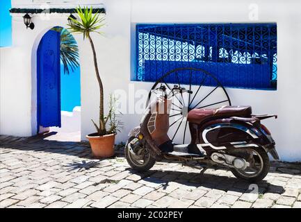 Vintage-Bild von roten Roller auf der Straße Sidi Bou sagte Stadt Stockfoto