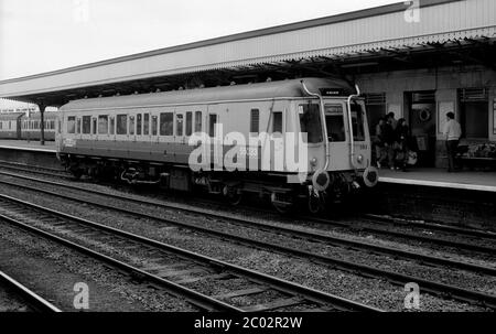 Der Einwagen-Diesel der Klasse 121 in Midline-Lackierung erreichte die Station Leamington Spa, Warwickshire, England, Großbritannien. Dezember 1986. Stockfoto