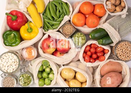 Zero Waste Konzept. Obst und Gemüse in umweltfreundlichen wiederverwendbaren Baumwollbeuteln. Draufsicht Stockfoto