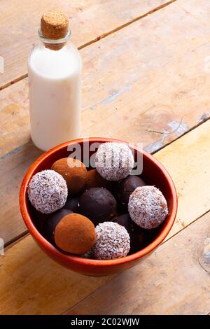 Eiweißbällchen mit Datteln, Mandeln, Hafer, Walnüssen. Mandelmilch im Glas, gesundes Frühstück Stockfoto