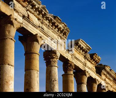 Syrien. Apamea oder Apameia (Afamia). Kolonnade des Cardo Maximus. Architektonische Details. Foto vor dem syrischen Bürgerkrieg. Stockfoto
