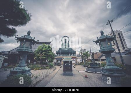 Takaoka City, Japan -AUG 8 2018:Takaokas emblematischer großer Buddha ist eine der drei Großen Buddha-Statuen Japans. Stockfoto