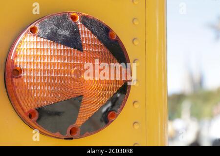 Rechts abbiegen Licht eines traditionellen gelben Schulbus auf der Straße Stockfoto