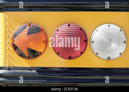 Rückleuchten eines traditionellen gelben Schulbusses Stockfoto
