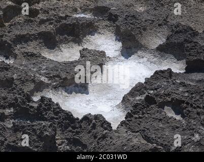 Niederschlag in erodierten schwarz oxidiert Salz limest Stockfoto