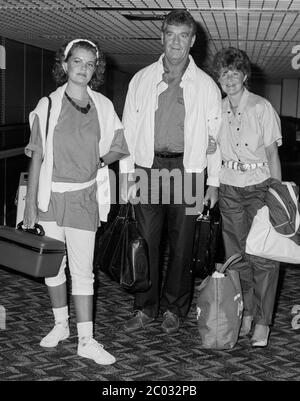 Fußballmanager Lawrie McMenemy verlässt im Juli 1986 den Londoner Flughafen Heathrow mit seiner Frau Anne und Tochter Alison. Stockfoto