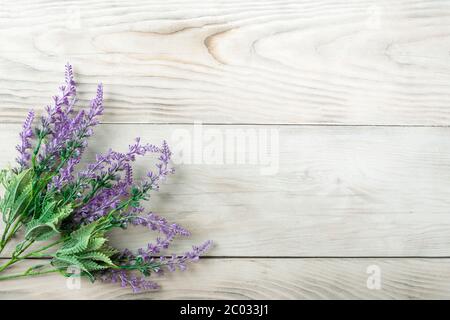 Schöne künstliche Lavendel Blumen auf Holzhintergrund, kopieren Raum Stockfoto