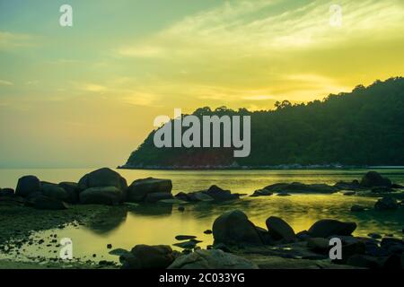 Perhentian Island Resort Beach, Besar, Perhentian Islands, Malaysia; ein Blick auf den Sonnenaufgang Stockfoto