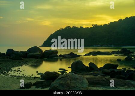 Perhentian Island Resort Beach, Besar, Perhentian Islands, Malaysia; ein Blick auf den Sonnenaufgang Stockfoto