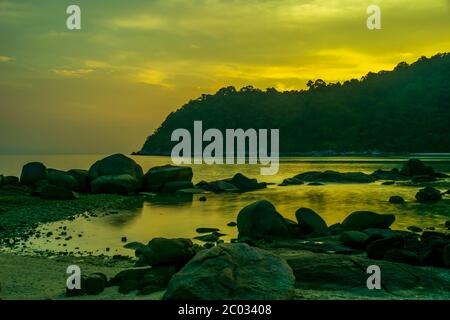 Perhentian Island Resort Beach, Besar, Perhentian Islands, Malaysia; ein Blick auf den Sonnenaufgang Stockfoto
