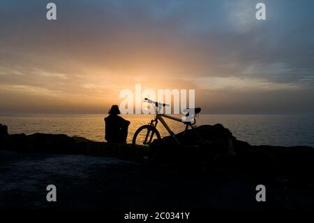 Mann beim Sonnenuntergang Tel Aviv Israel Stockfoto