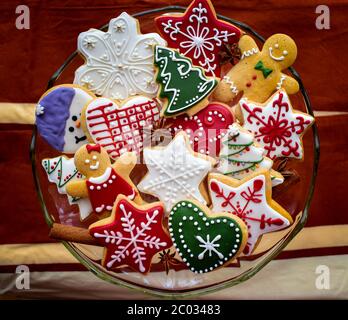 Eine schöne Auswahl an traditionell dekorierten Lebkuchenkuchen zu Weihnachten serviert auf einer blass-Schüssel Stockfoto