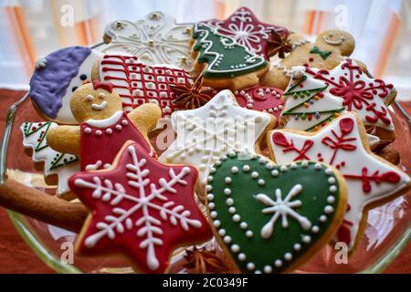 Eine schöne Auswahl an traditionell dekorierten Lebkuchenkuchen zu Weihnachten serviert auf einer blass-Schüssel Stockfoto
