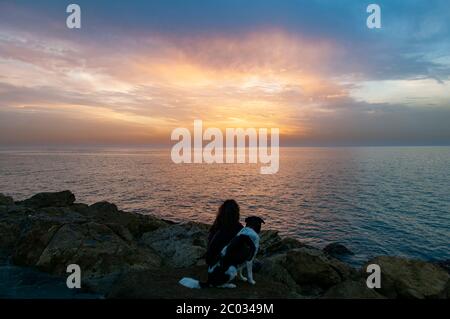 Mann mit Hund beim Sonnenuntergang Tel Aviv Israel Stockfoto