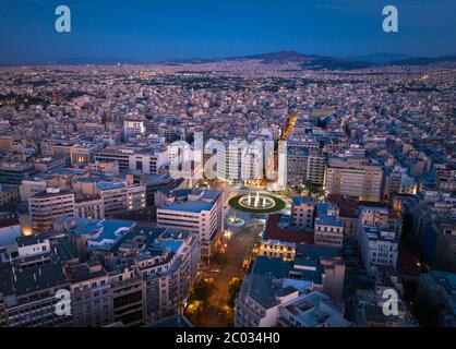 Omonia-Platz Luftaufnahme bei Nacht, Athen Stadtzentrum Blick vom Himmel. Luftaufnahme der Nacht Athen, Griechenland Stockfoto