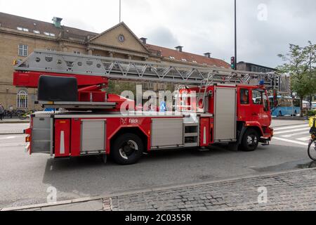 Falck EIN privater Auftragnehmer, der Feuerlöschservice für Aarhus Municpality in Privatbesitz Leiter Feuerwehrauto von Falck Aarhus Dänemark Stockfoto