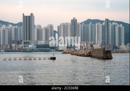 Hongkong, China: 28. Dez. 2016. Boote sitzen im Wasser des Victoria Harbour am Grand Promenade Wohngebäude. Blick auf den Hafen in Shau Stockfoto