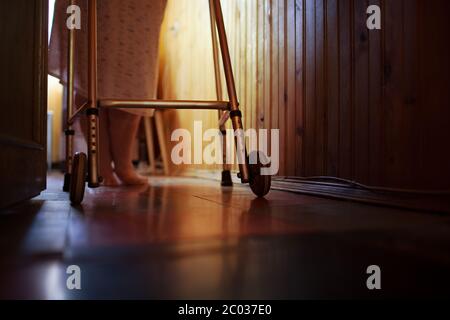 Ältere Frau mit Walker zu Hause Stockfoto