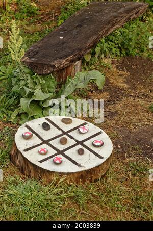 Holz und Stein Outdoor-Spiel von Nullen und Kreuzen oder Tic tac Zehe. Stockfoto