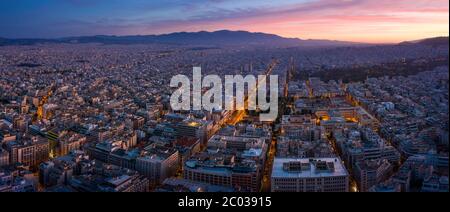 Panoramablick über Athen bei Sonnenaufgang mit Altstadt und Akropolis-Skyline Stockfoto