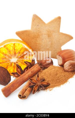 Natürliches stillleben zu weihnachten. Zimt, Nüsse, Muskat, Lebkuchenstern und Orange. Stockfoto